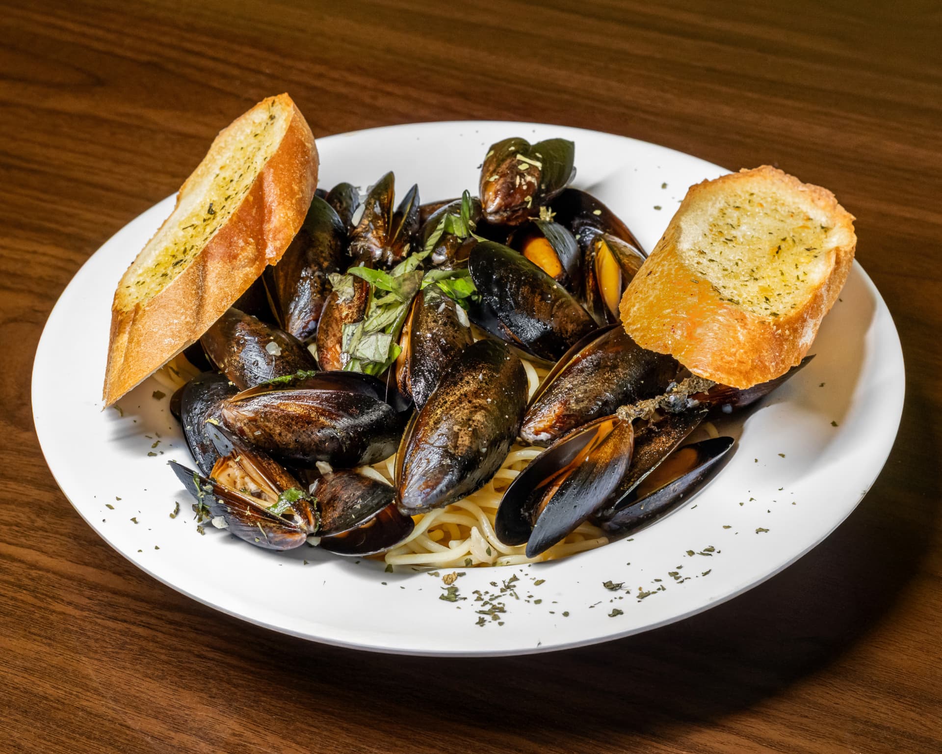 Fresh mussels over linguine with garlic bread